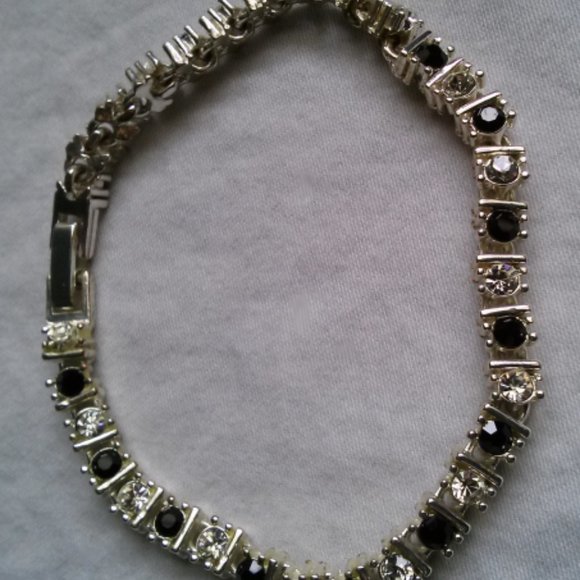 Jewelry Set: 10 Bangles, Tennis Bracelet Wht & Blk Faux Gemstones, Gld/Brs Chain - Picture 5 of 13